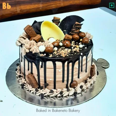 Fresh Girls Chocolate Cake is available for home delivery in Noida, Ghaziabad, Noida extension by the best cake shop nearby. Best Cake shop, bakeneto.com