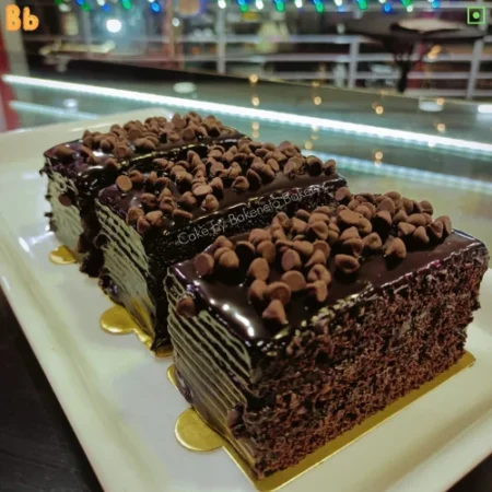Order feshly baked Chocochip Pastry online and send pastries to your loved ones in Noida, Ghaziabad and Noida Extension nearby areas. Free delivery applicable with midnight delivery options. Best quality pastries by best cake shop in Noida, bakeneto.